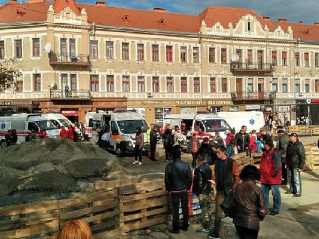 В Ужгороде эвакуировали учеников в результате распыления слезоточивого газа, отравились 11 человек (ФОТО)