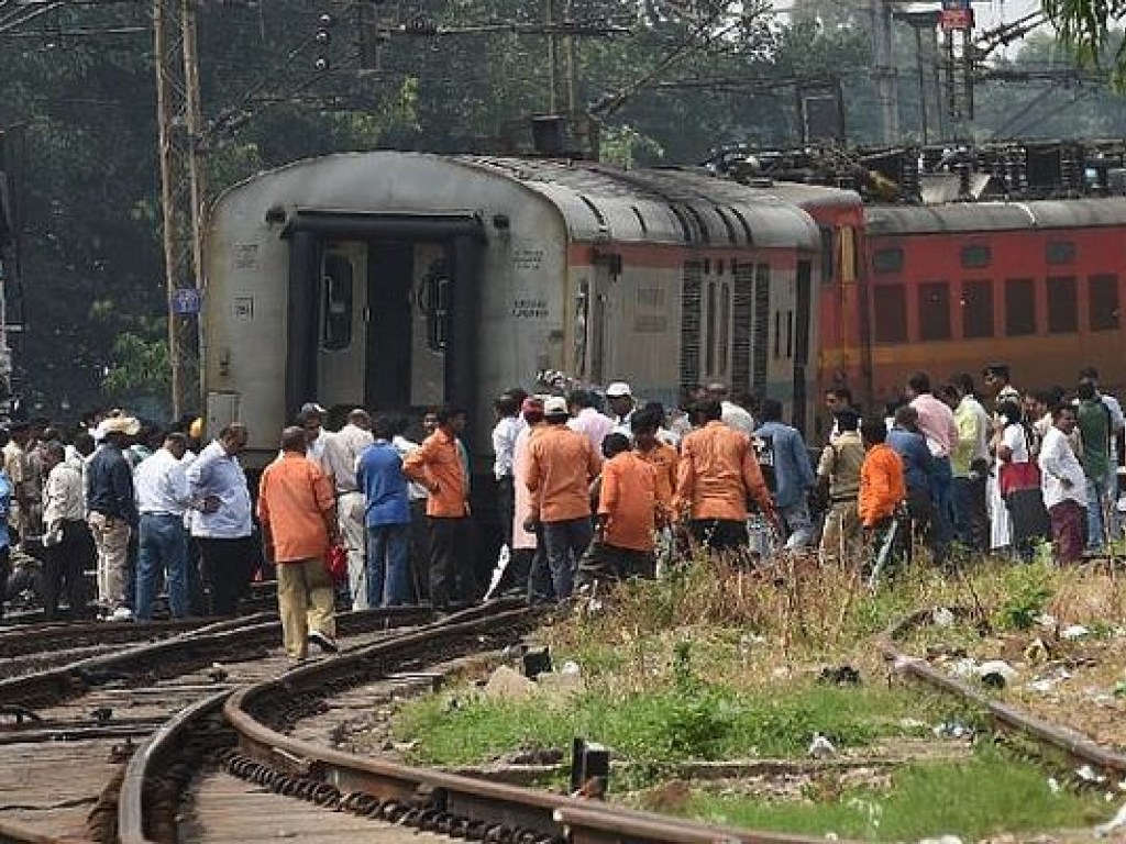 В Индии поезд сбил толпу женщин, четверо из них погибли