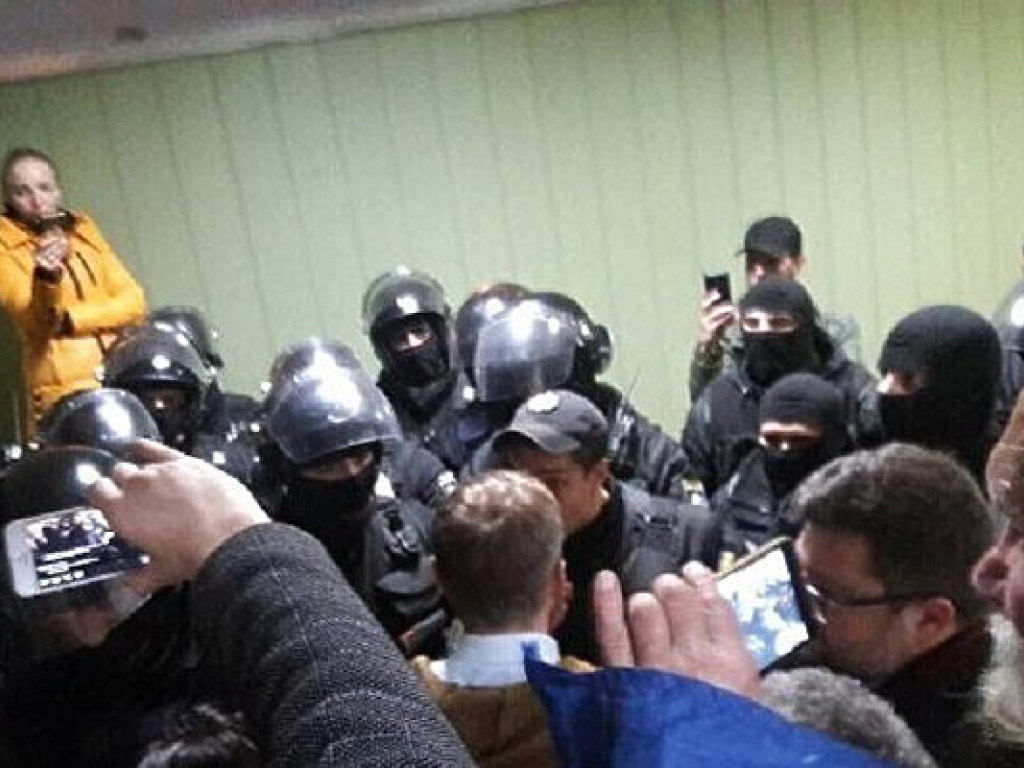 Полиция взяла штурмом зал суда, заблокированный сторонниками Коханивского