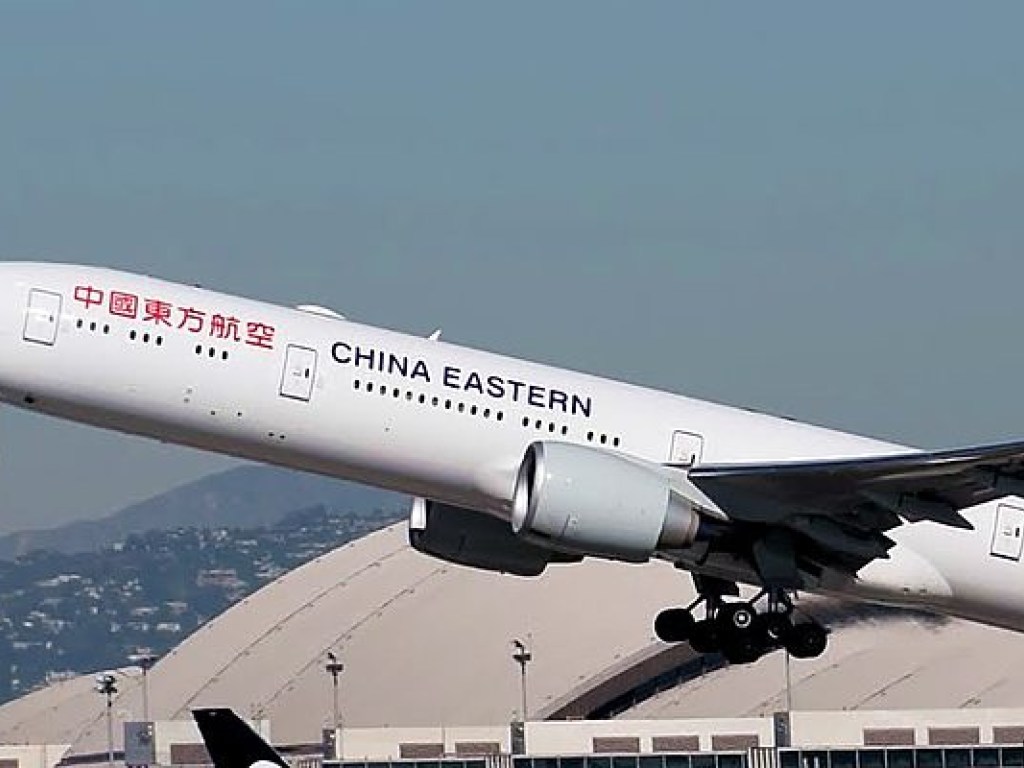 Китайская стюардесса выпала из самолета во время взлета (ВИДЕО)