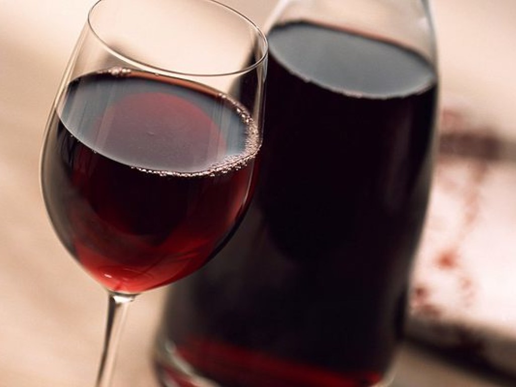 Эксперт объяснил, как отличить натуральное вино от фальсификата