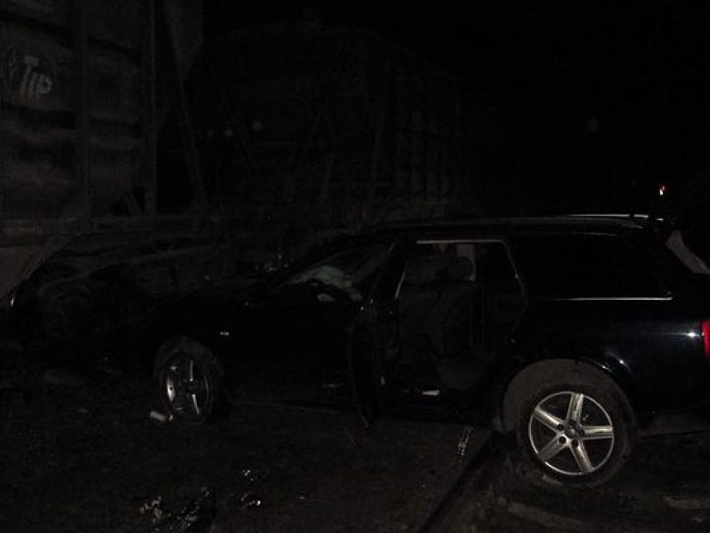 Под Киевом Audi столкнулась с грузовым поездом (ФОТО)
