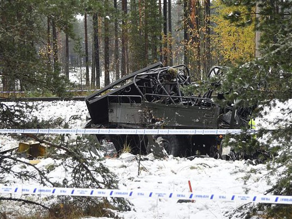 В Финляндии поезд врезался в военный автомобиль, есть жертвы (ФОТО)