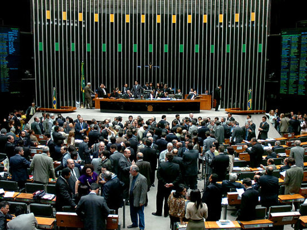 Нижняя палата парламента Бразилии проголосовала против предъявления обвинений президенту Темеру