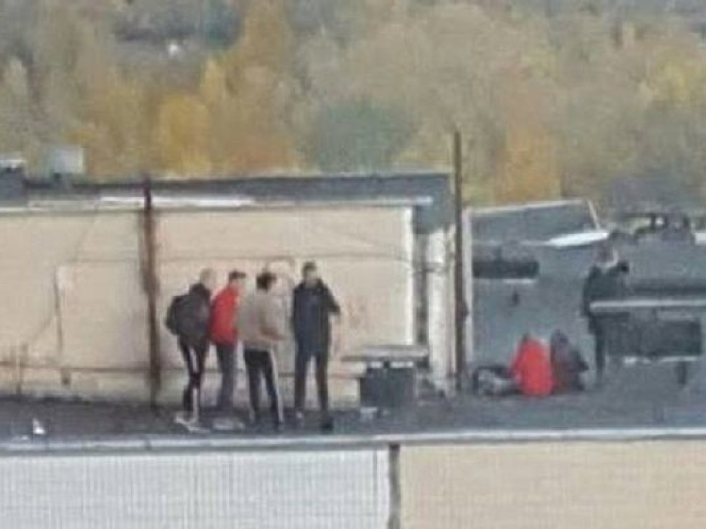 В Киеве на Троещине дети кидали камни с крыши дома – соцсети (ФОТО)