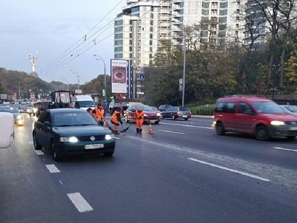 В Киеве бетоновоз испортил дорогу после капремонта (ФОТО)
