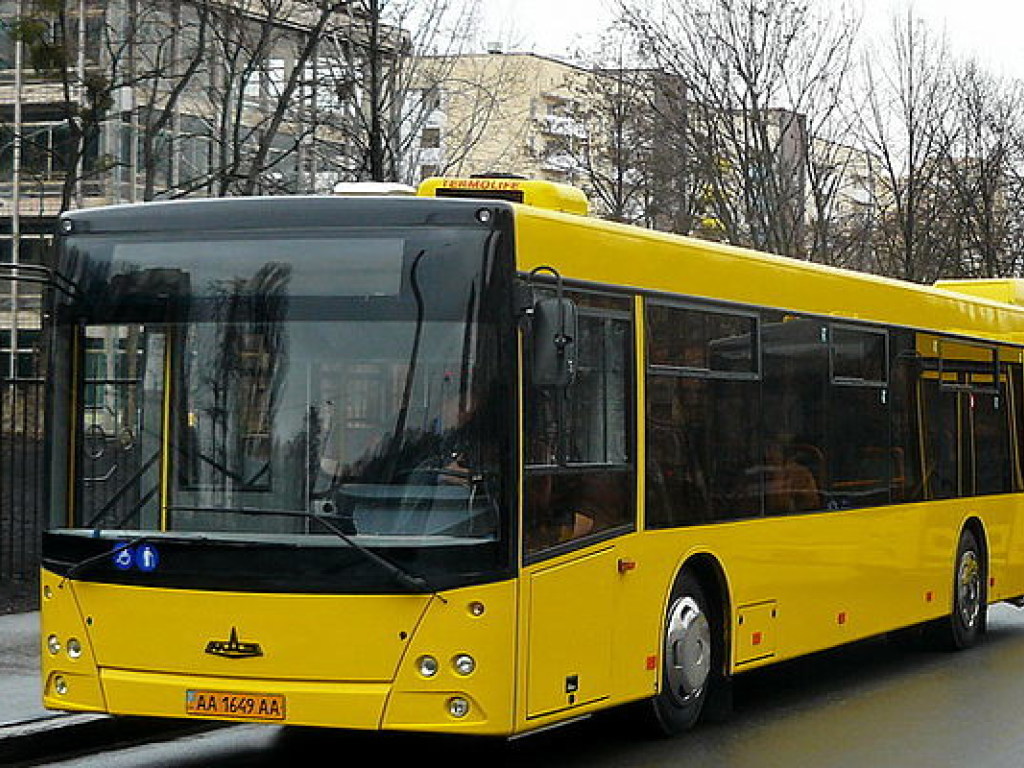 В киевском автобусе водитель курил в салоне в присутствии детей и игнорировал замечания пассажиров (ФОТО)