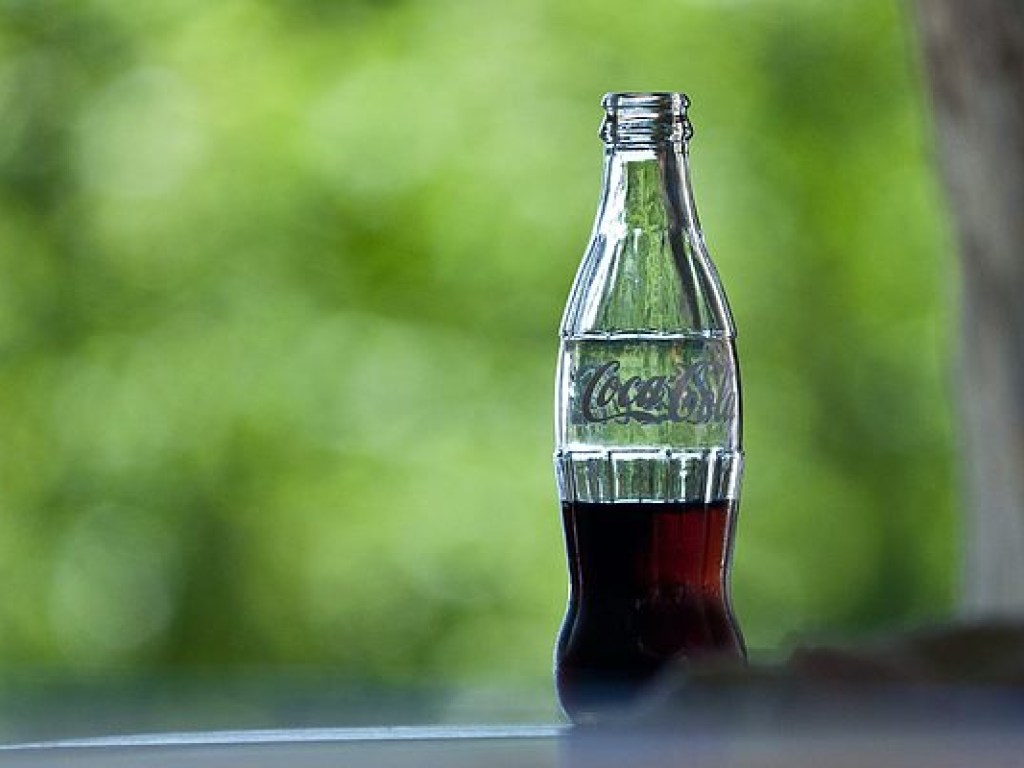 За девять месяцев прибыль Coca-Cola сократилась на треть