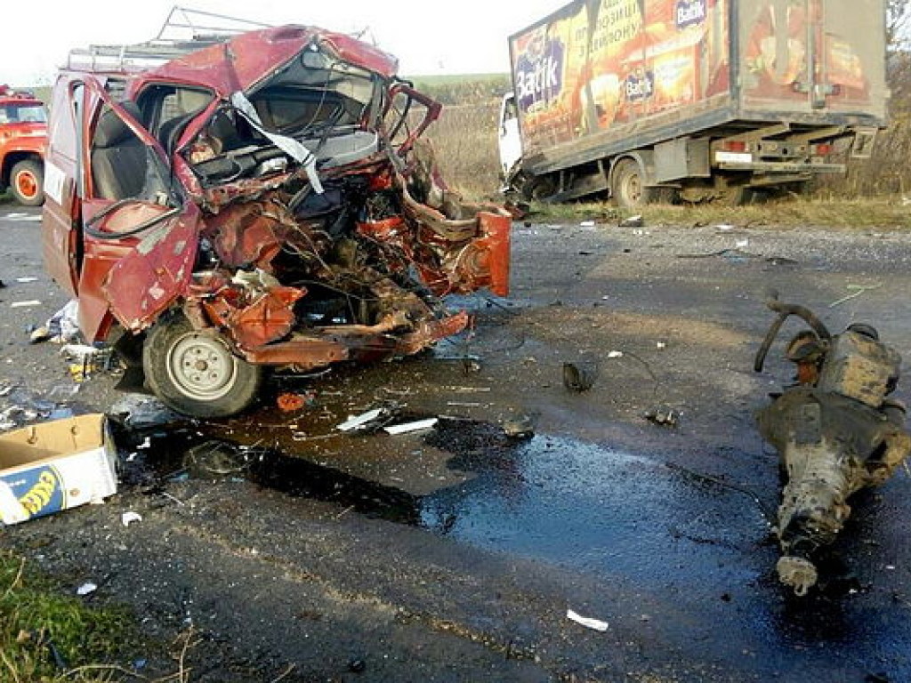 Три грузовика столкнулись в Одесской области, погиб мужчина