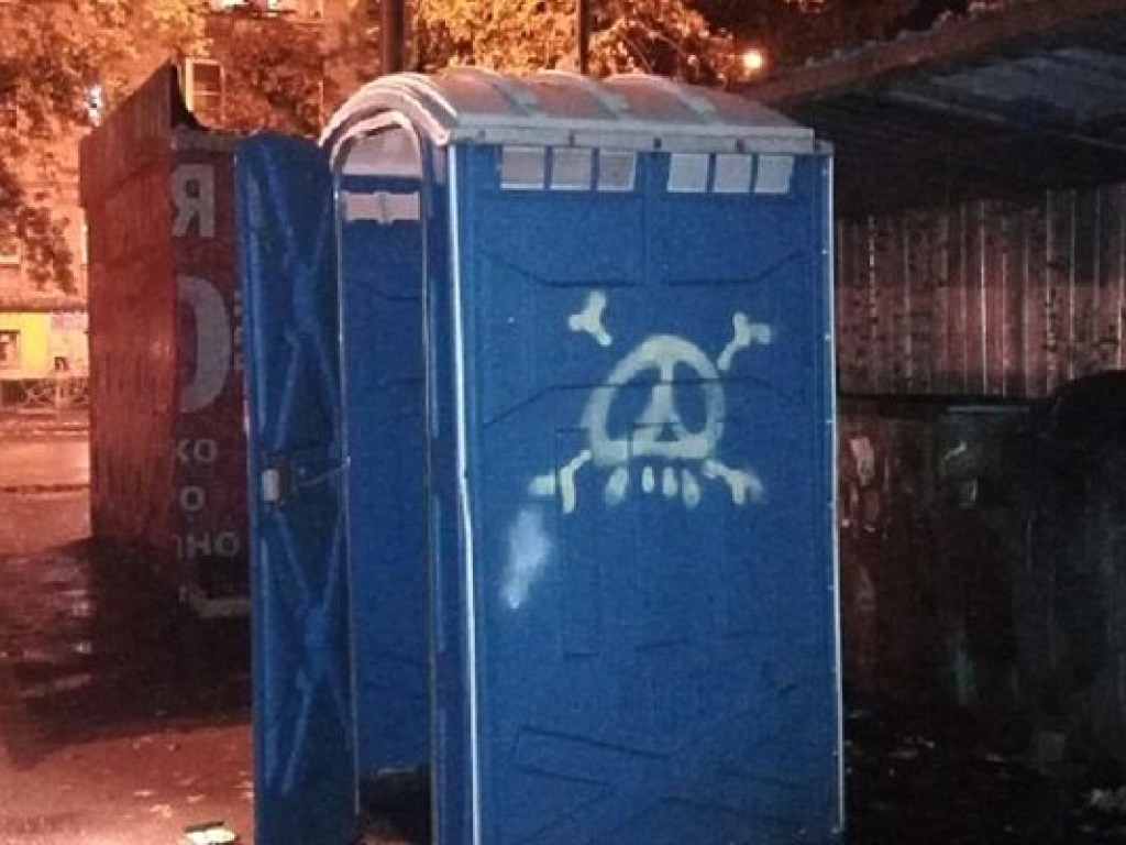 Киевляне просят убрать бесхозный туалет, из которого течет непонятная жидкость (ФОТО)