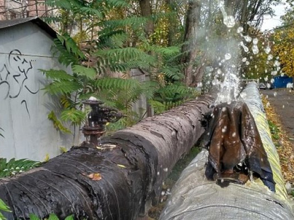 В центре Днепра возле школы из теплотрассы поднялся фонтан горячей воды (ФОТО)