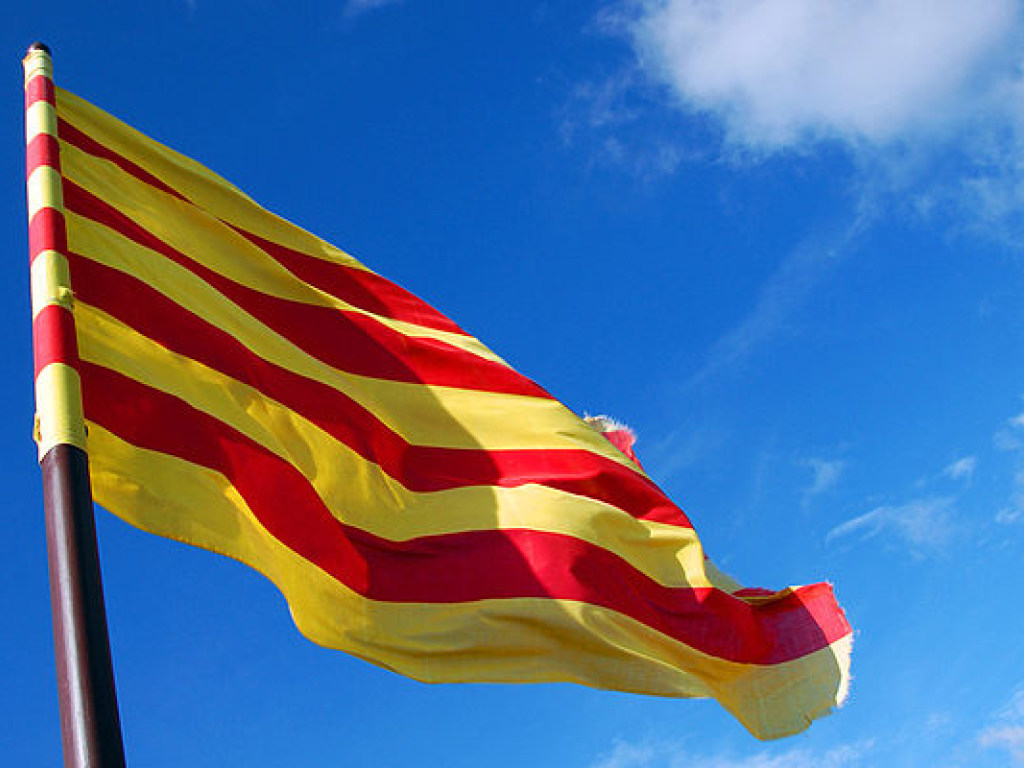 В Каталонии начали снимать испанские флаги с админзданий (ВИДЕО)