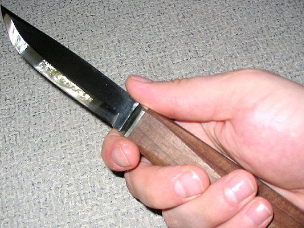 В Кропивницком мужчина напал с ножом на полицейского
