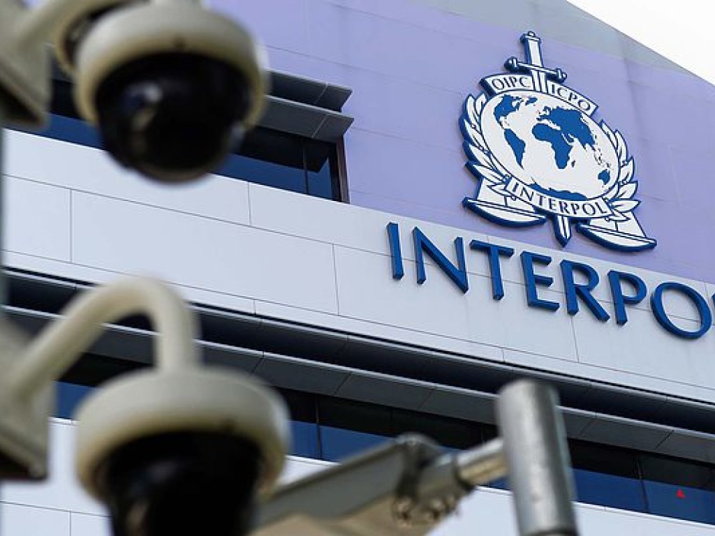 Интерпол объявил в розыск беглого судью Чауса