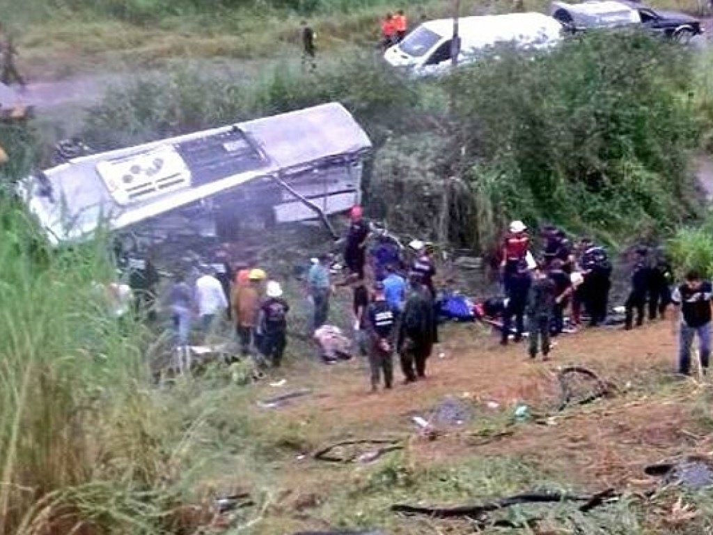 В Венесуэле в результате ДТП с автобусом погибли 9 человек (ФОТО)