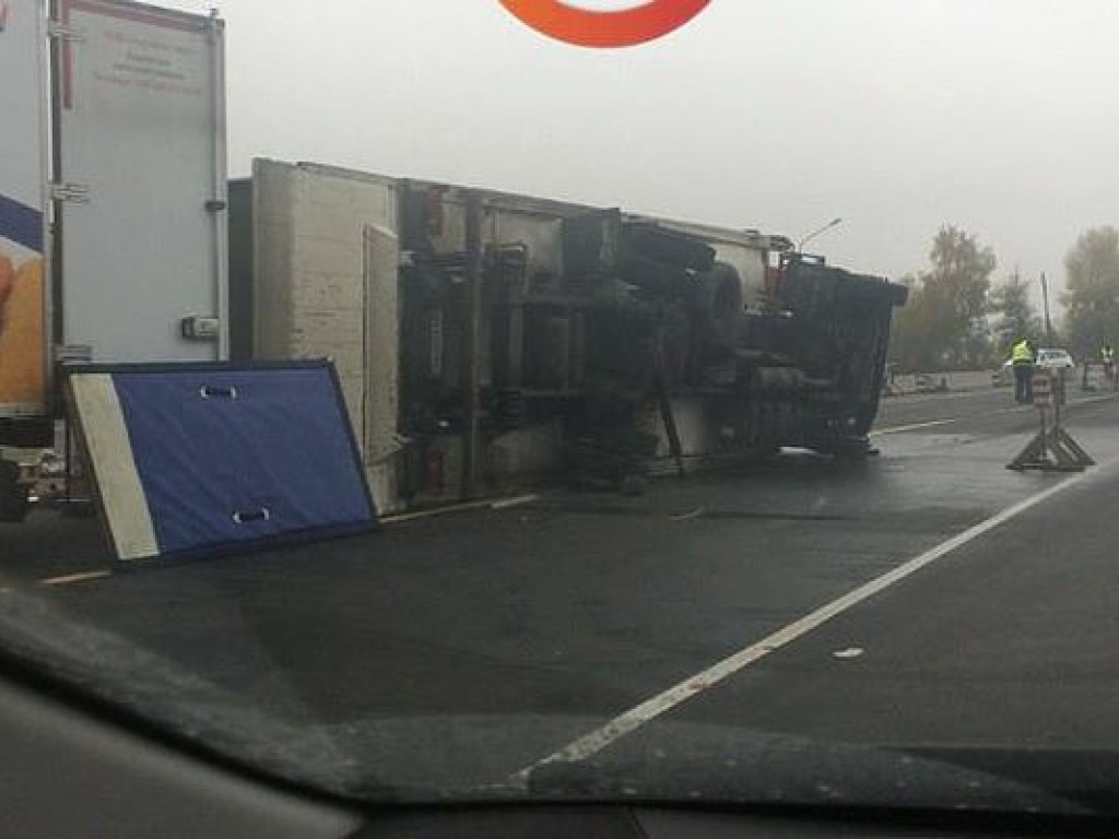 Под Киевом перевернулся грузовик с продуктами (ФОТО)
