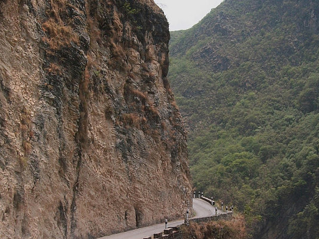 В Непале пассажирский автобус сорвался в речку, погибло 14 человек (ФОТО)