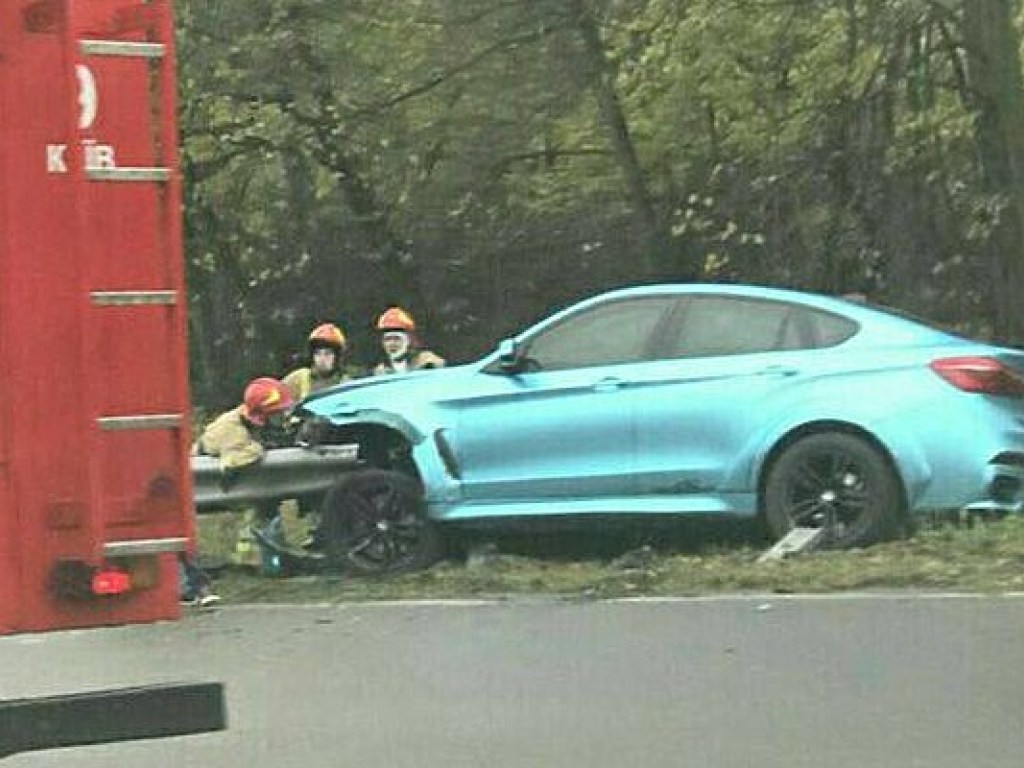 Под Киевом бирюзовый BMW врезался в отбойник, водитель попал в больницу (ФОТО)