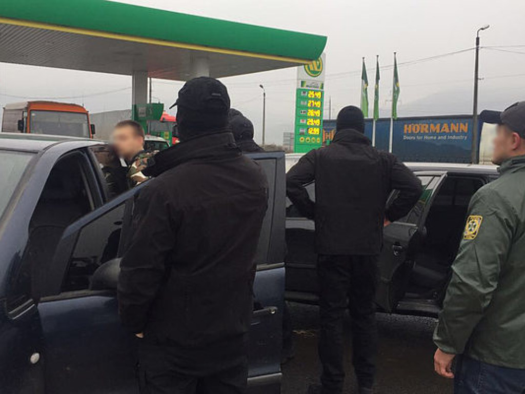 Мукачевского пограничника задержали на получении 2,1 тысячи долларов взятки (ФОТО)