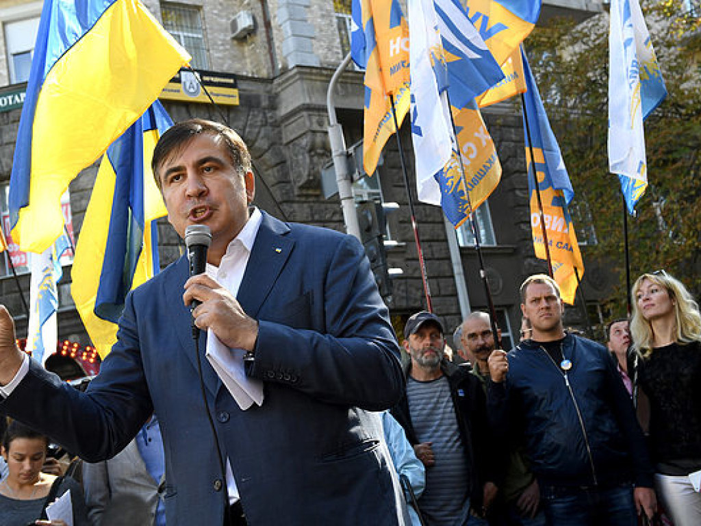 Саакашвили с помощью блокады Roshen пытается заставить Порошенко идти на переговоры – эксперт
