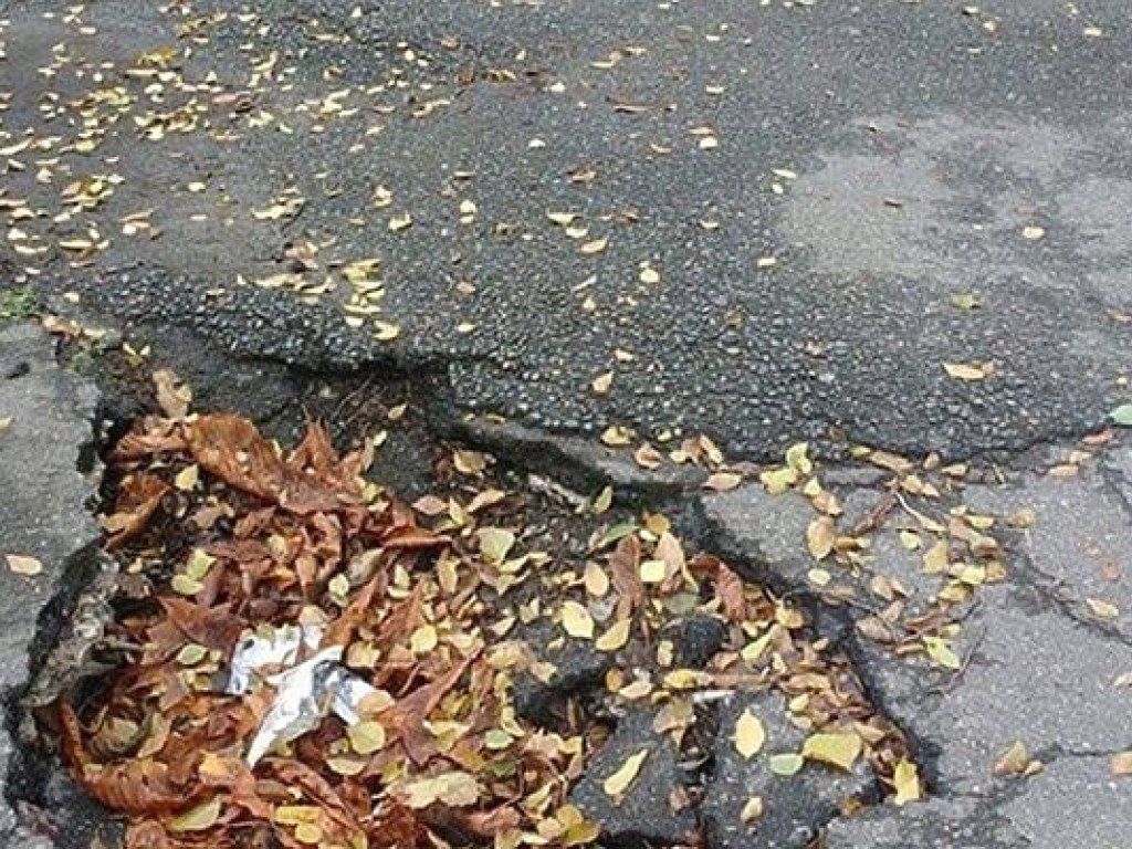 В центре Днепра рушится тротуар и покрывается ямами дорога (ФОТО)