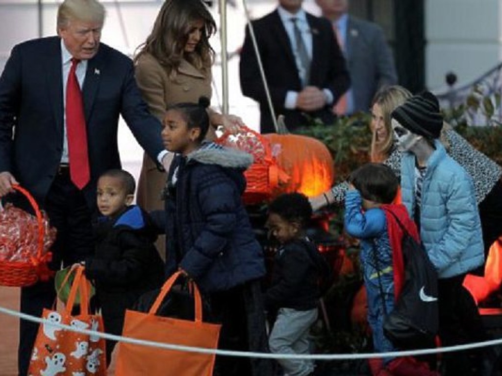 Хеллоуин отпраздновали в Белом доме, в Сети появились фото праздника