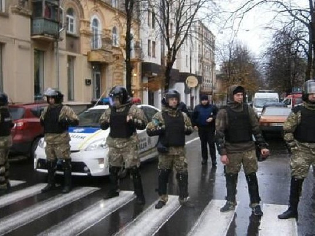 В Харькове полиция оцепила здание, где в квартире Авакова проходят обыски (ФОТО)
