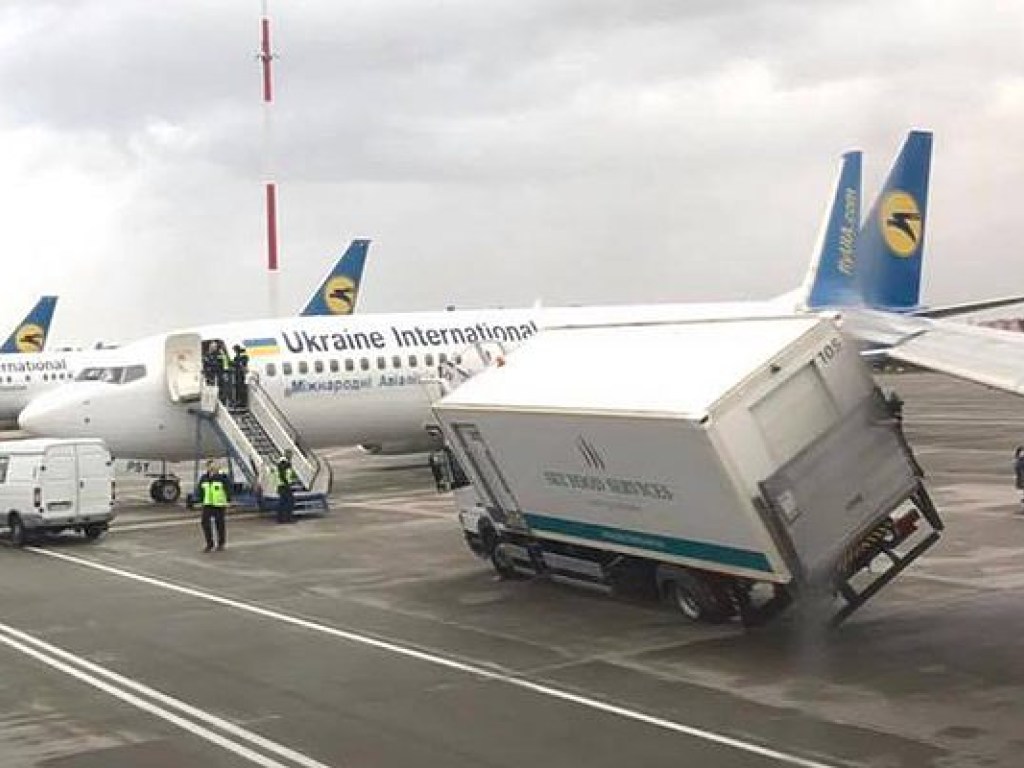 ЧП в аэропорту «Борисполь»: Самолет МАУ при маневре  зацепил крылом авто кейтеринга (ФОТО)