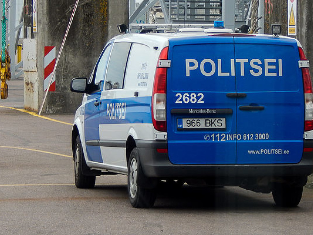 Полиция Таллинна застрелила на центральной площади босого мужчину с ножами (ФОТО)
