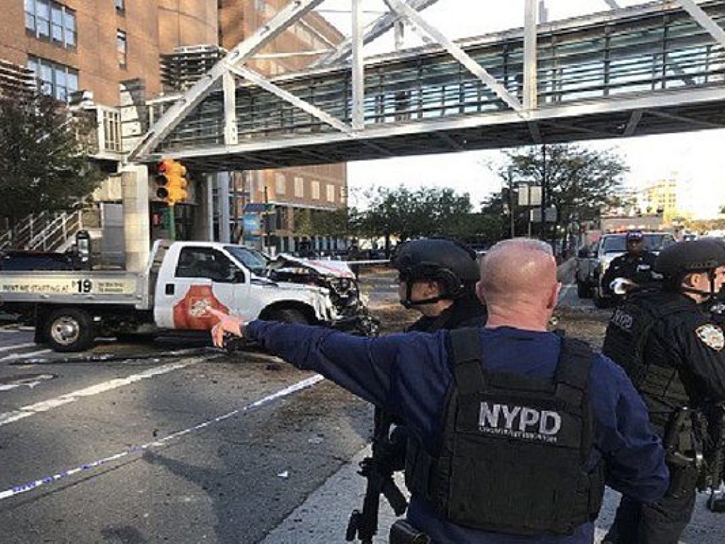 Неизвестный открыл стрельбу на Манхэттене, есть погибшие