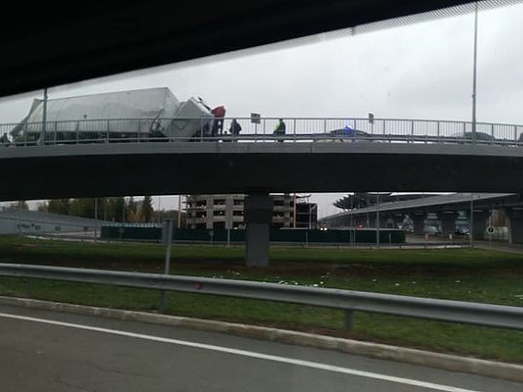 В аэропорту «Борисполь» произошло ДТП с грузовиком (ФОТО)