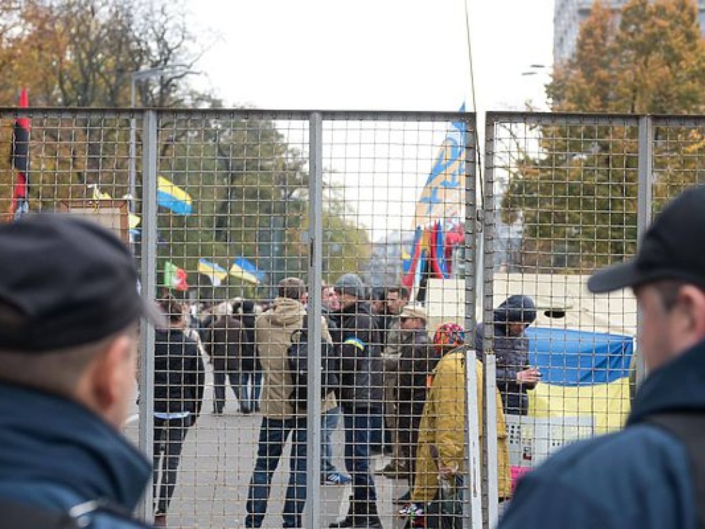 Акция протеста возле Рады: активисты обыскивали сумки прохожих