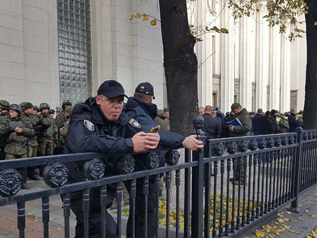 Политолог: Полиция почти не реагирует на протесты под Радой – не хочет загребать жар за Порошенко