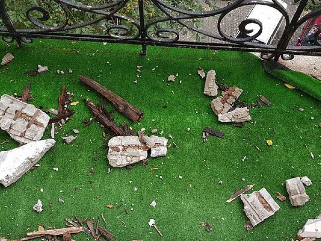 В Одессе на Дерибасовской рушится старинный дом (ФОТО)
