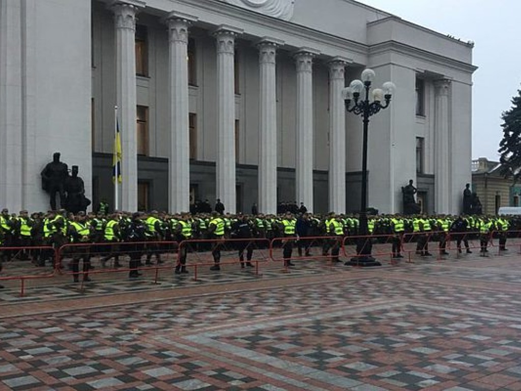 Политолог рассказал, почему убрали нацгвардию, охраняющую протест под ВР