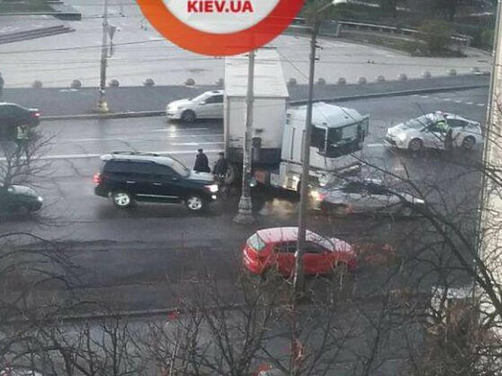 В Голосеевском районе Киева фура застряла поперек дороги и перекрыла движение (ФОТО)