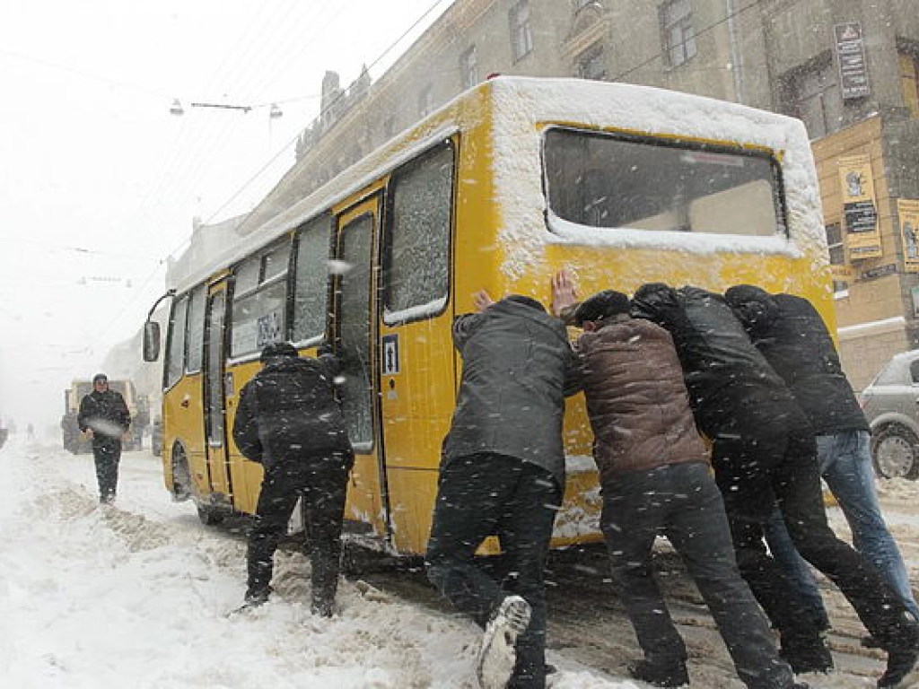 На Закарпатье пассажиры толкали автобус, застрявший на снежной дороге (ВИДЕО)