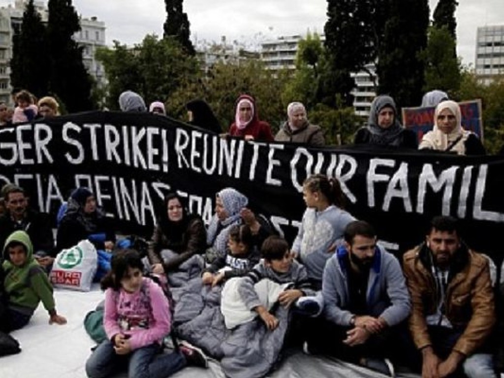 В Греции беженцы разложили палатки под парламентом, потому что хотят в Германию (ФОТО)
