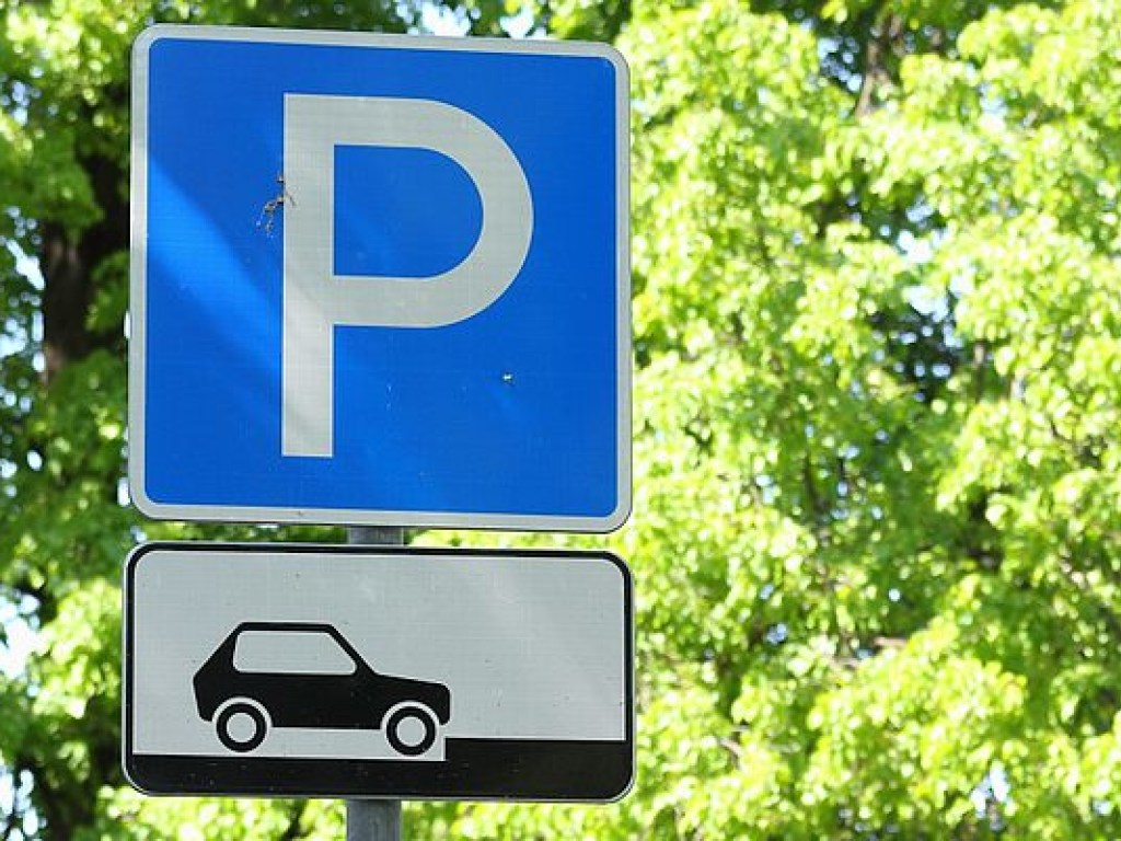 В Соломенском районе Киева автомобили начали парковать на стадионе – очевидцы (ФОТО)