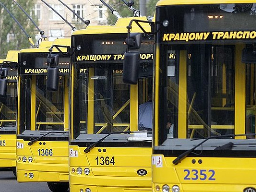 По Киеву курсирует троллейбус с дыркой в днище – очевидцы (ФОТО)