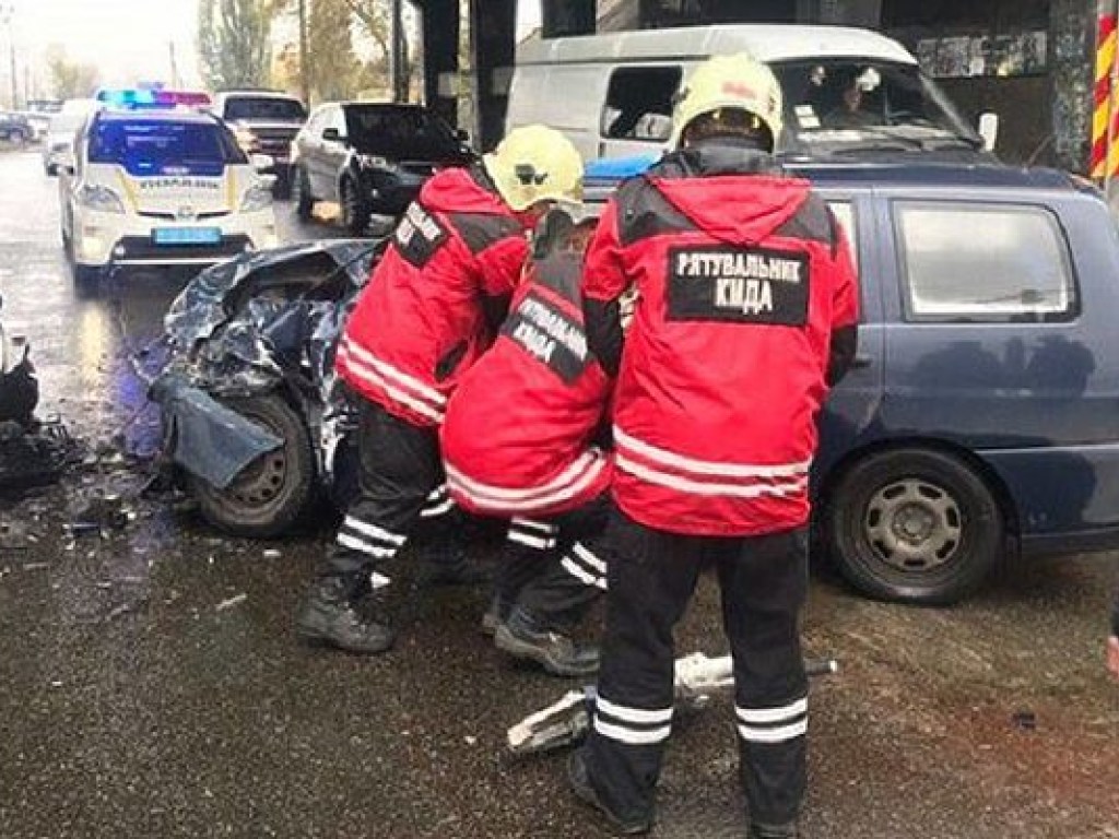 В Киеве водителя зажало за рулем в результате ДТП (ФОТО)