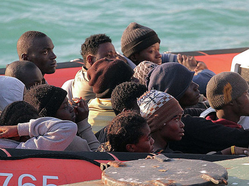 Спасатели обнаружили семь погибших мигрантов в лодке в Средиземном море