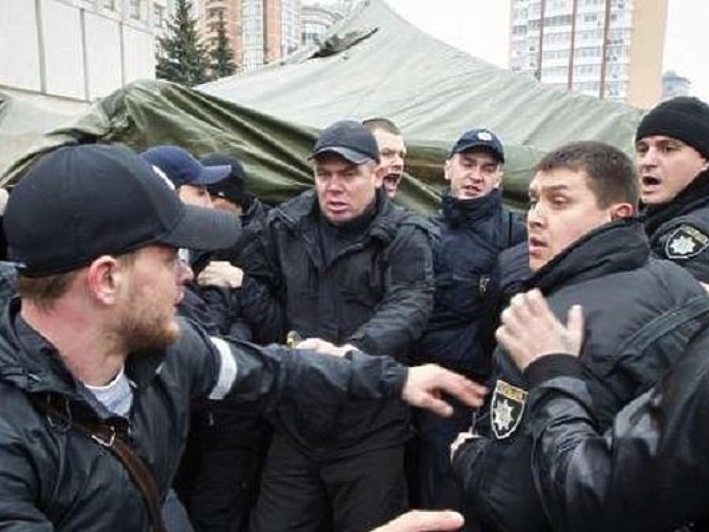 В Киеве на митингах начала работать «полиция диалога» (ФОТО)