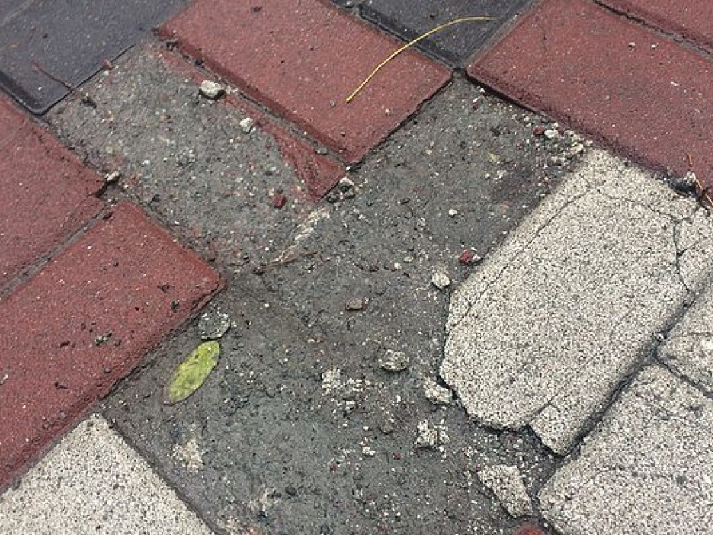 В центре Днепра рушится тротуарная плитка (ФОТО)
