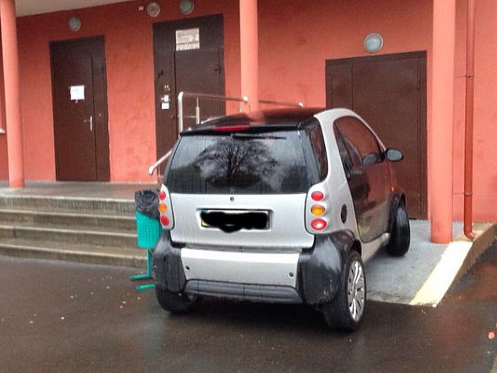 Парковка по-киевски: У жилого подъезда Smart заблокировал пандус для колясок (ФОТО)