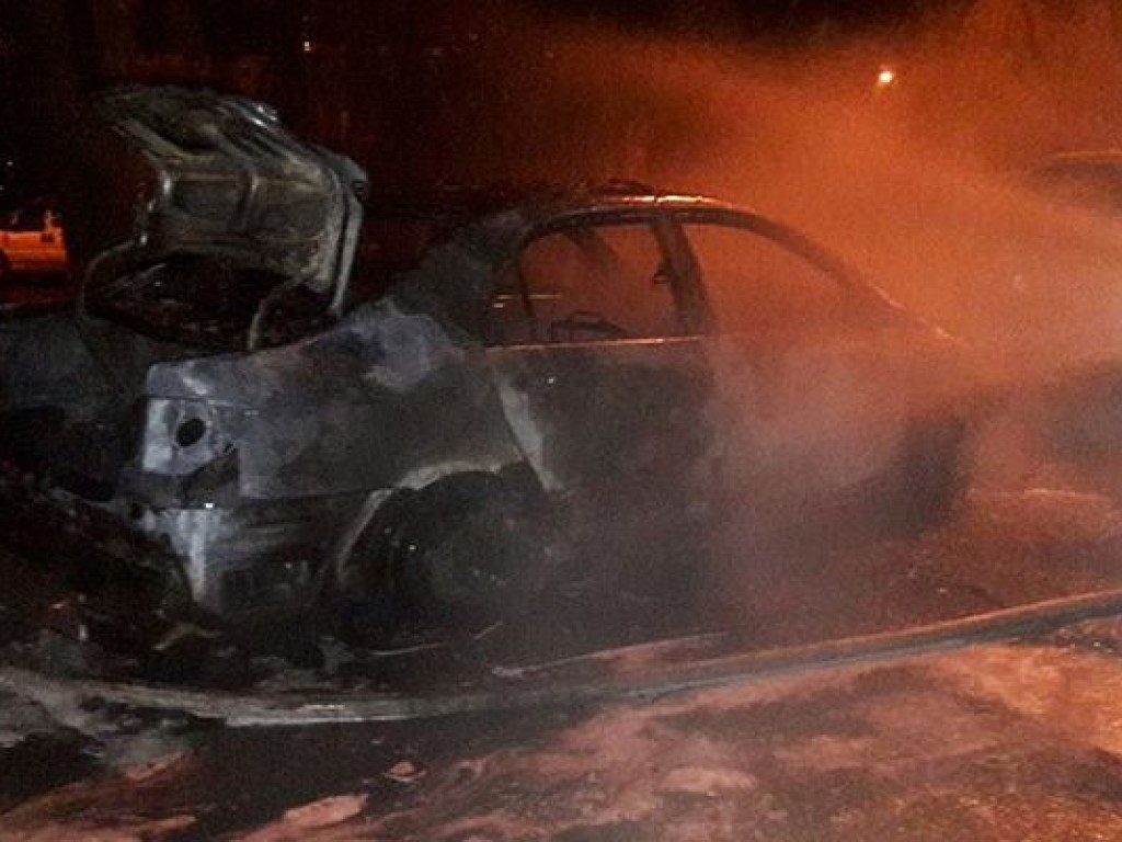 Во Львове мужчина из соображений мести разбил и сжег чужую Toyota (ФОТО)