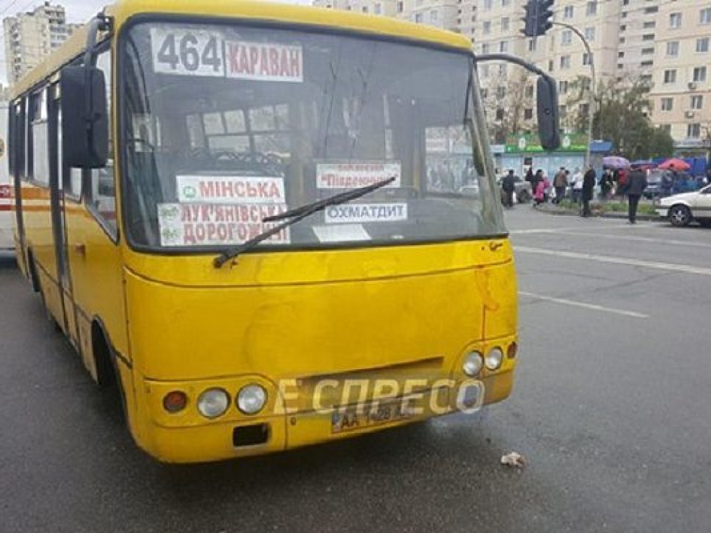 В Киеве на Оболони маршрутка наехала на людей, два человека погибло (ФОТО)