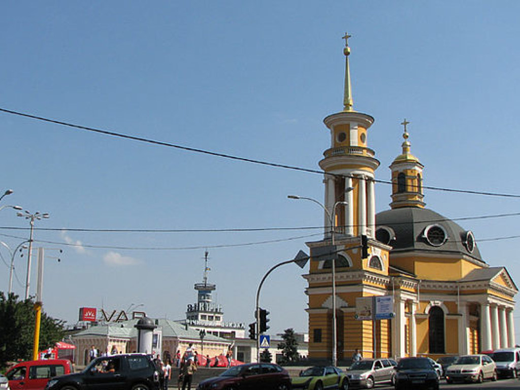 На столичной Почтовой площади начали устанавливать пандус (ФОТО)