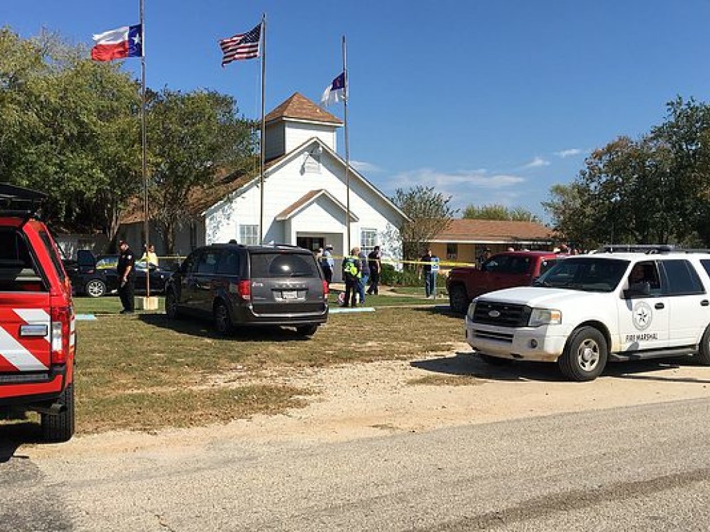 Количество жертв стрельбы в техасской церкви увеличилось до 27 человек