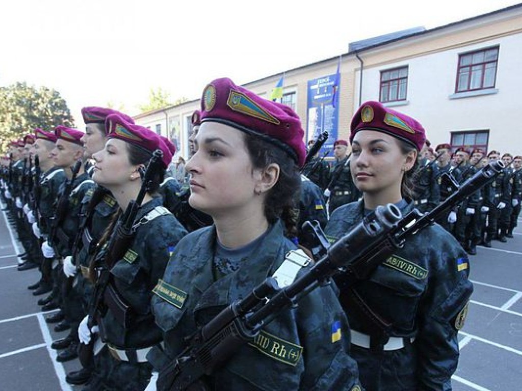 В Раде хотят разрешить женщинам командовать в армии